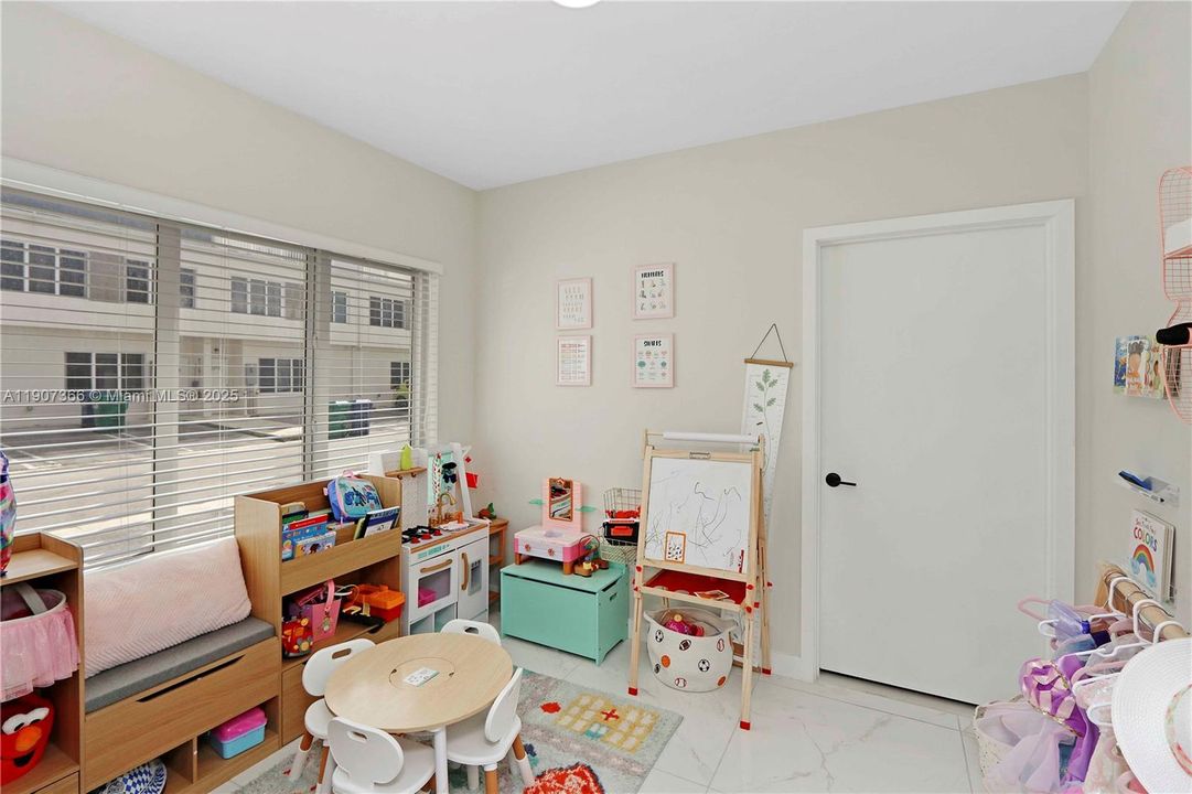 For Sale: $409,000 (4 beds, 3 baths, 1398 Square Feet)