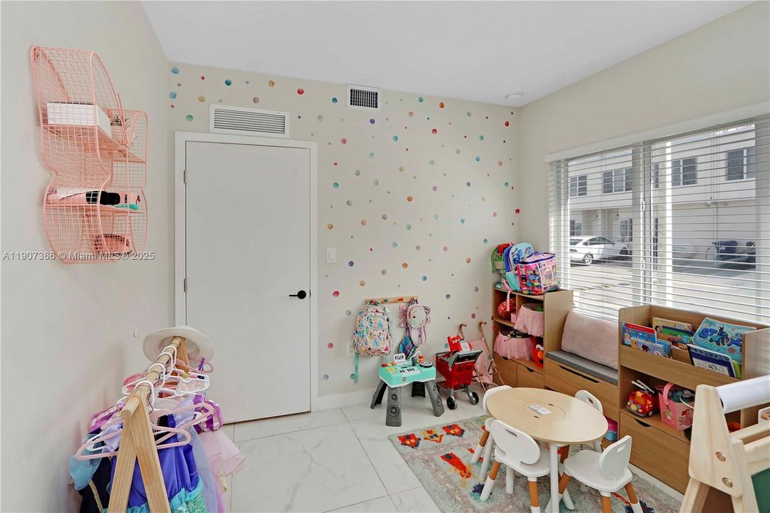 For Sale: $409,000 (4 beds, 3 baths, 1398 Square Feet)