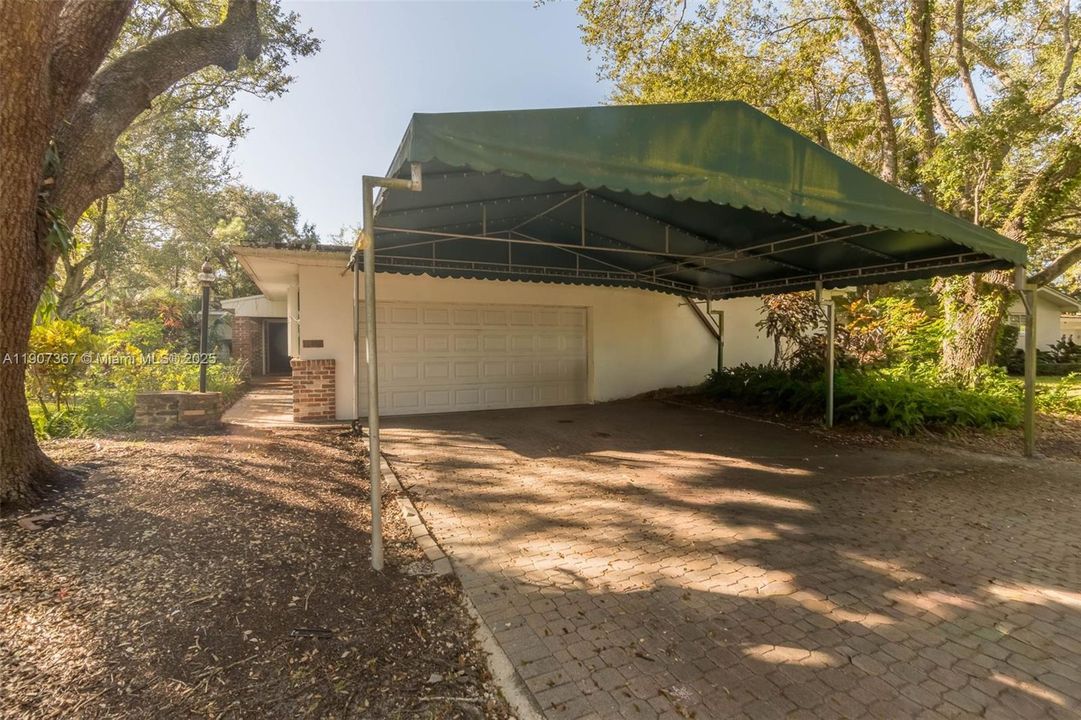 Active With Contract: $950,000 (3 beds, 2 baths, 1991 Square Feet)