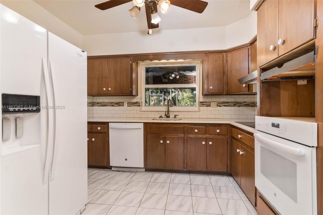 Active With Contract: $950,000 (3 beds, 2 baths, 1991 Square Feet)