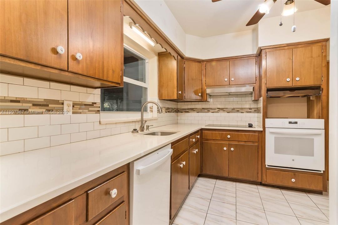 Active With Contract: $950,000 (3 beds, 2 baths, 1991 Square Feet)