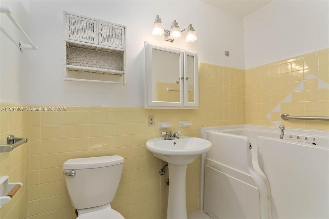 Active With Contract: $950,000 (3 beds, 2 baths, 1991 Square Feet)