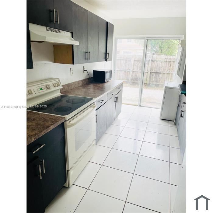 Active With Contract: $2,300 (3 beds, 2 baths, 1140 Square Feet)