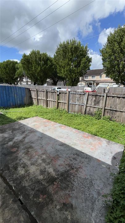 Active With Contract: $2,300 (3 beds, 2 baths, 1140 Square Feet)