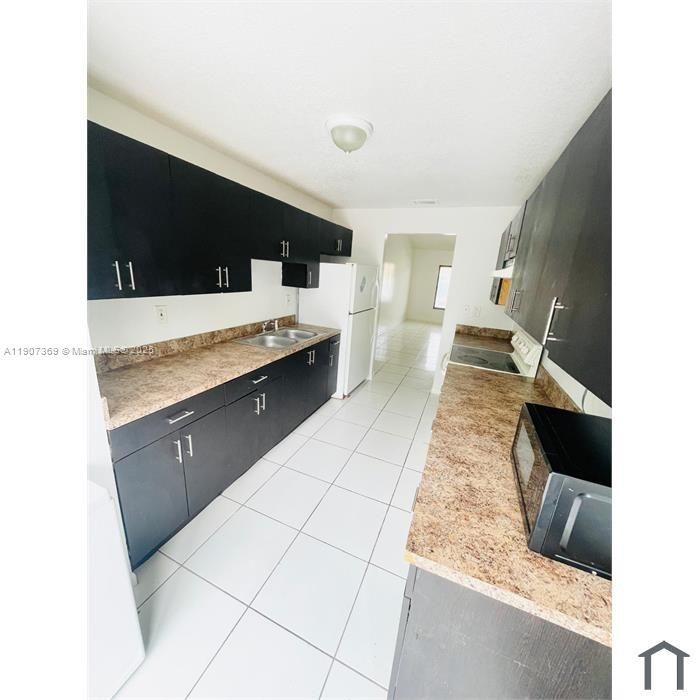 Active With Contract: $2,300 (3 beds, 2 baths, 1140 Square Feet)