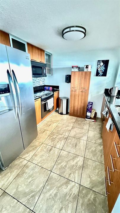 For Sale: $385,000 (1 beds, 1 baths, 822 Square Feet)