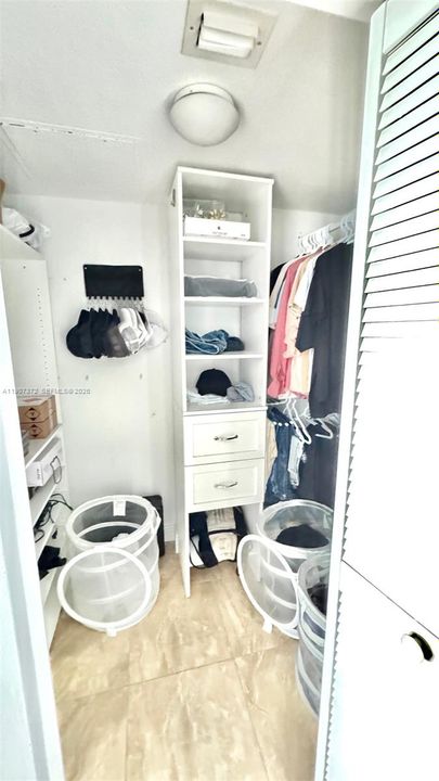 For Sale: $385,000 (1 beds, 1 baths, 822 Square Feet)