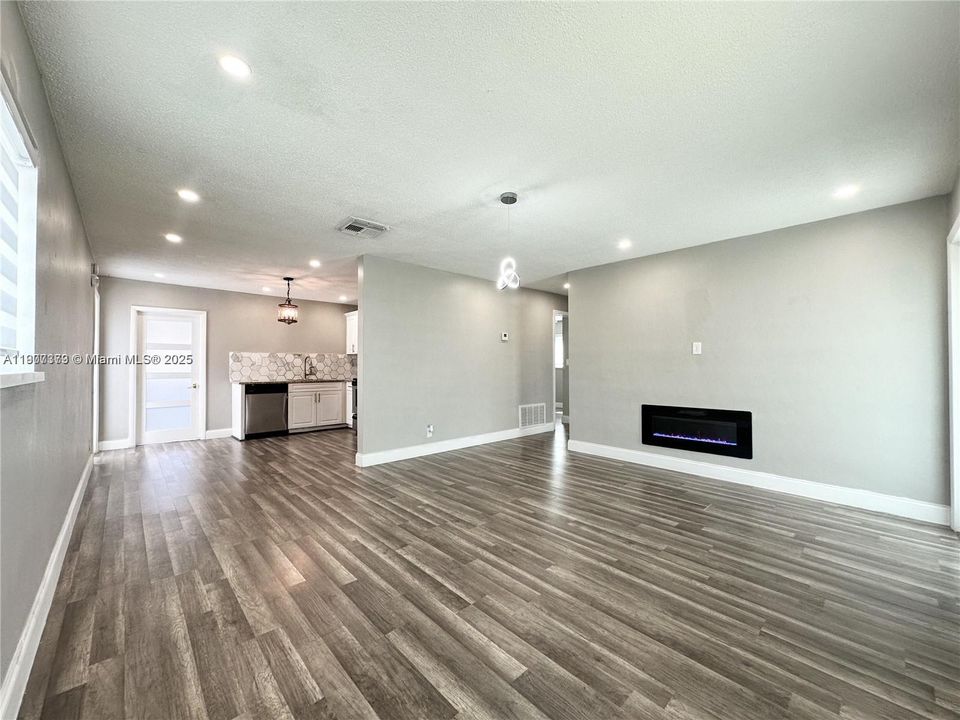 Active With Contract: $359,900 (3 beds, 1 baths, 1034 Square Feet)