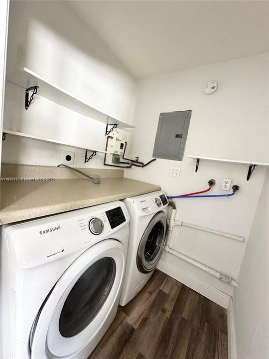 Active With Contract: $359,900 (3 beds, 1 baths, 1034 Square Feet)