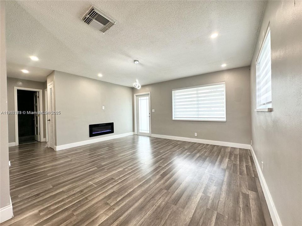 Active With Contract: $359,900 (3 beds, 1 baths, 1034 Square Feet)