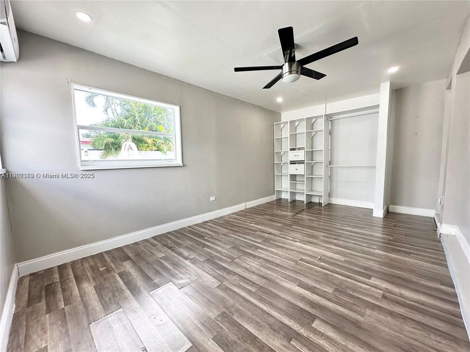 Active With Contract: $359,900 (3 beds, 1 baths, 1034 Square Feet)