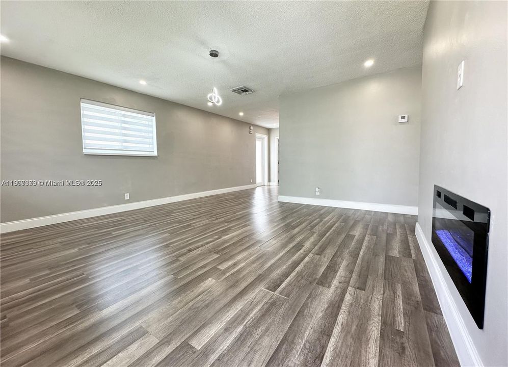 Active With Contract: $359,900 (3 beds, 1 baths, 1034 Square Feet)