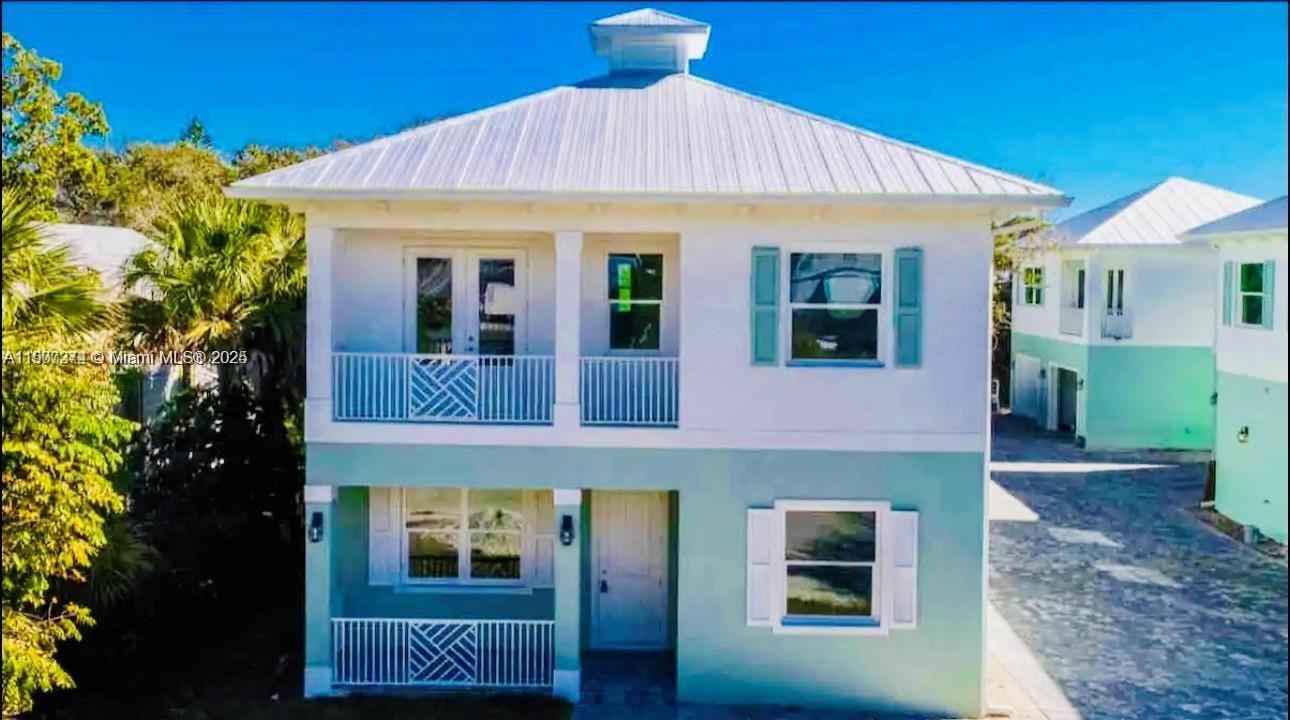 For Rent: $3,000 (3 beds, 2 baths, 3519 Square Feet)