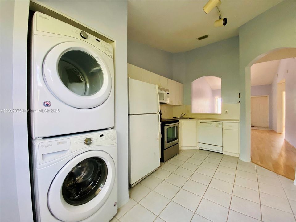 Recientemente alquilado: $2,100 (2 camas, 2 baños, 822 Pies cuadrados)