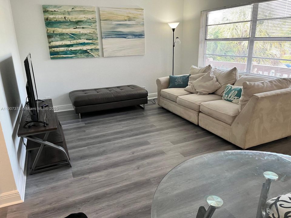 For Rent: $2,100 (2 beds, 2 baths, 722 Square Feet)