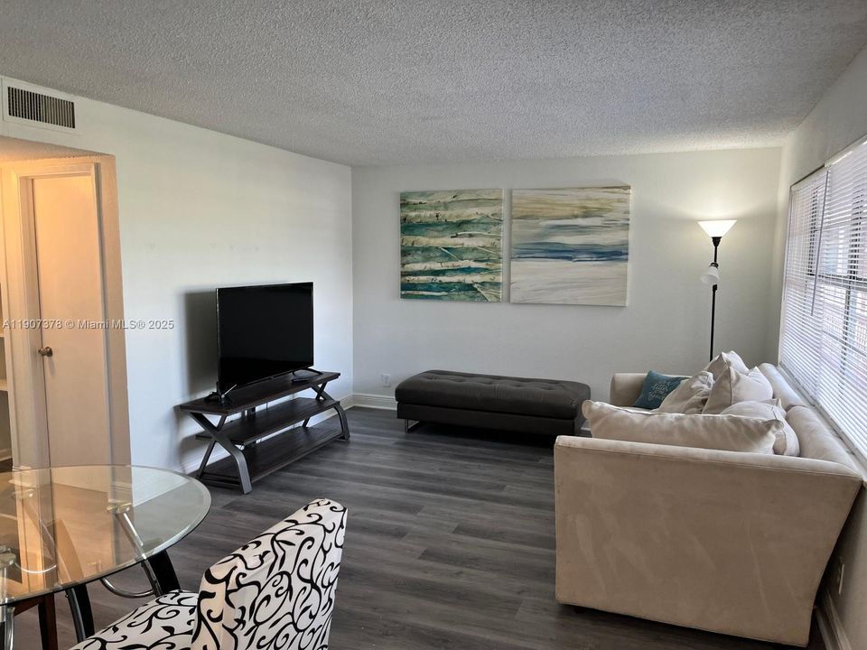 For Rent: $2,100 (2 beds, 2 baths, 722 Square Feet)