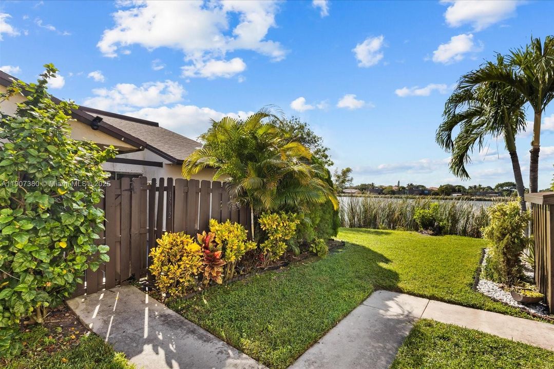 For Sale: $219,900 (2 beds, 2 baths, 970 Square Feet)