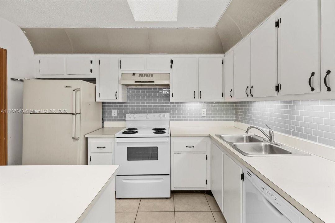 For Sale: $219,900 (2 beds, 2 baths, 970 Square Feet)