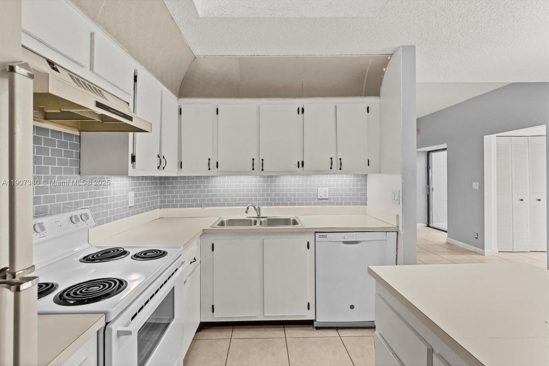 For Sale: $219,900 (2 beds, 2 baths, 970 Square Feet)