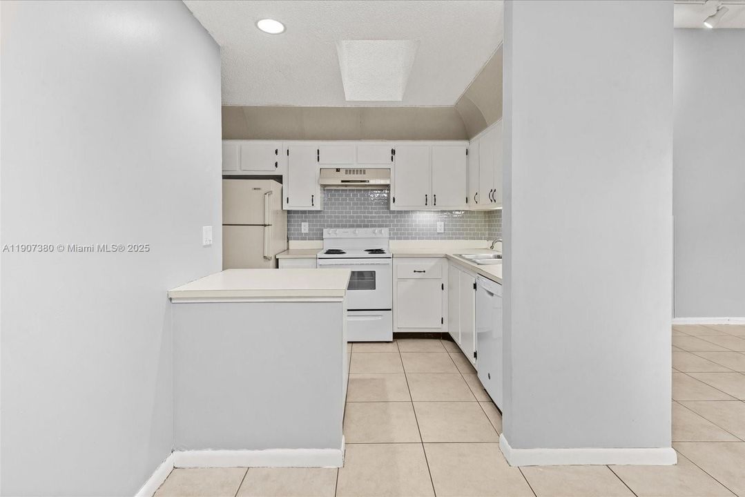 For Sale: $219,900 (2 beds, 2 baths, 970 Square Feet)