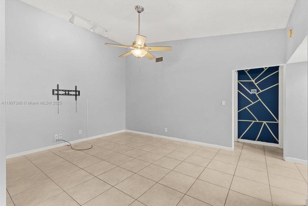 For Sale: $219,900 (2 beds, 2 baths, 970 Square Feet)