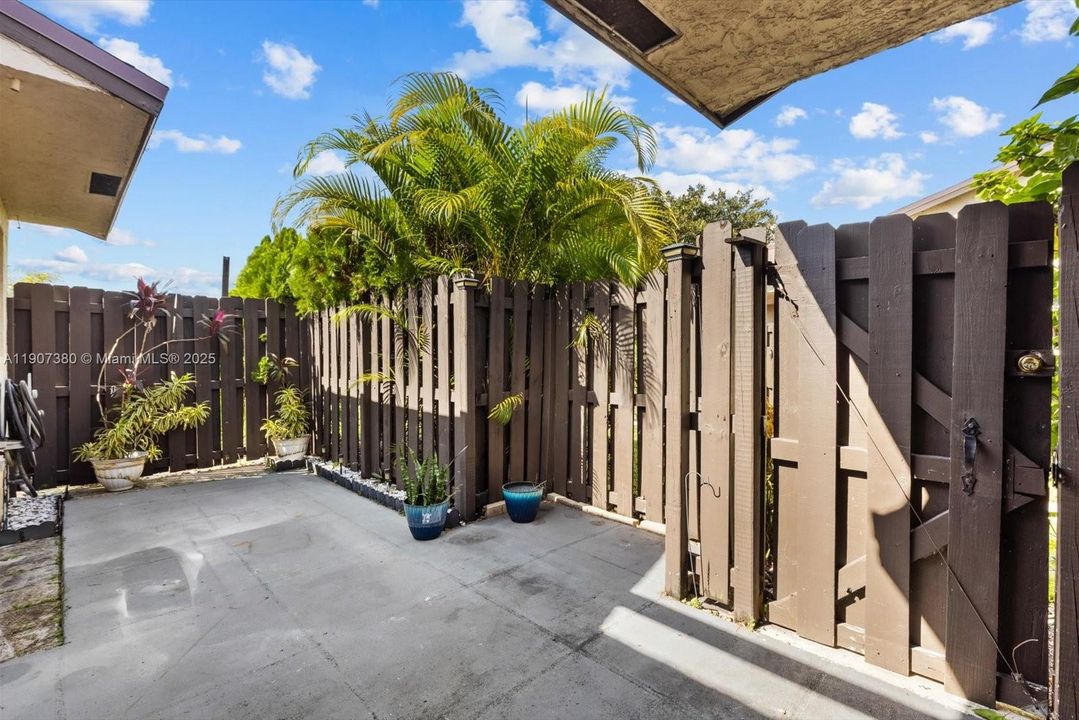 For Sale: $219,900 (2 beds, 2 baths, 970 Square Feet)