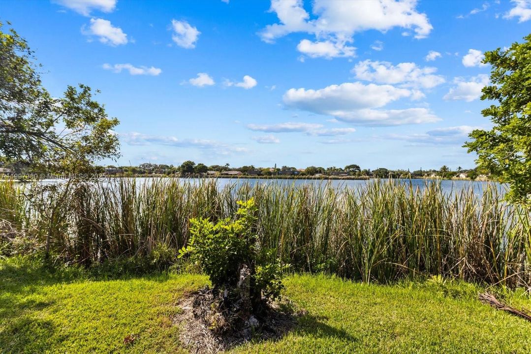 For Sale: $219,900 (2 beds, 2 baths, 970 Square Feet)