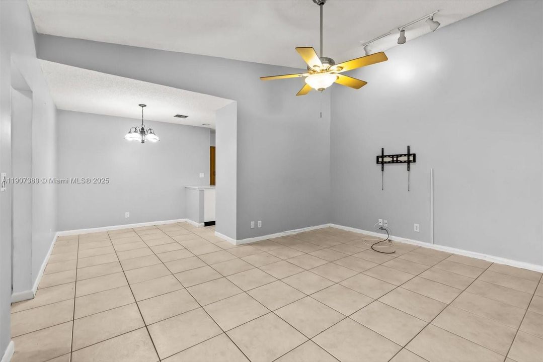For Sale: $219,900 (2 beds, 2 baths, 970 Square Feet)