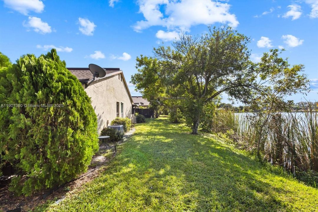 For Sale: $219,900 (2 beds, 2 baths, 970 Square Feet)