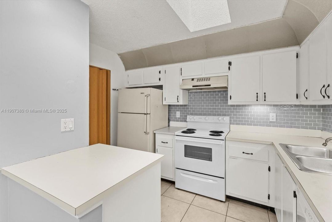 For Sale: $219,900 (2 beds, 2 baths, 970 Square Feet)