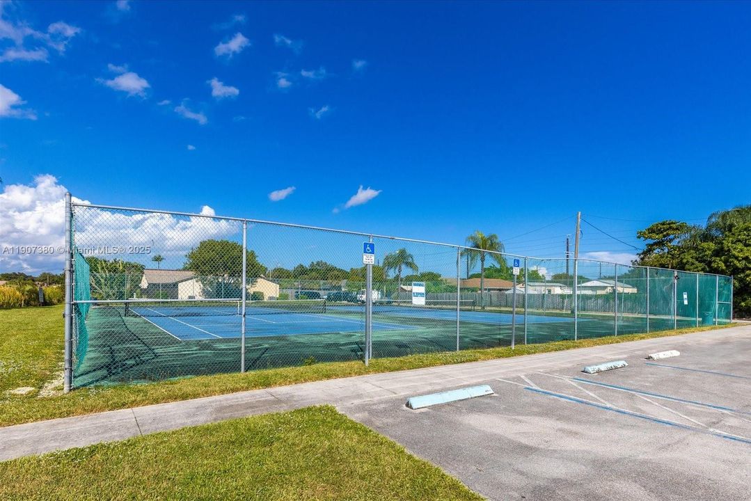 For Sale: $219,900 (2 beds, 2 baths, 970 Square Feet)