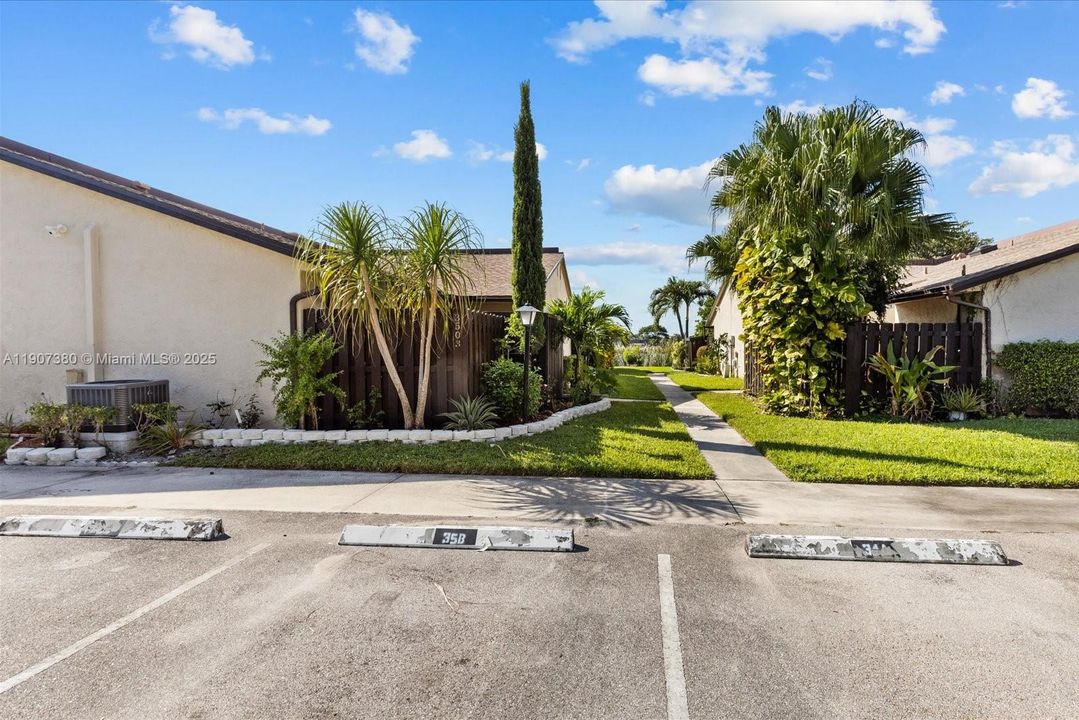 For Sale: $219,900 (2 beds, 2 baths, 970 Square Feet)