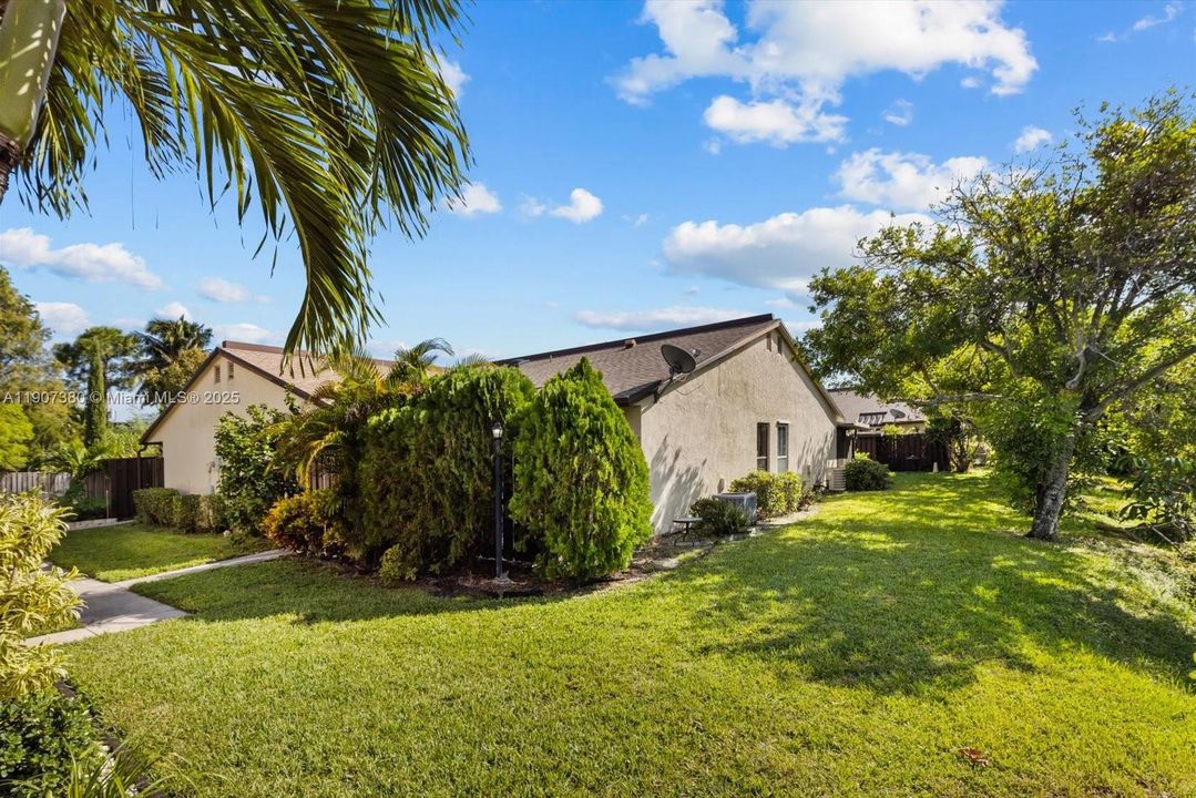 For Sale: $219,900 (2 beds, 2 baths, 970 Square Feet)