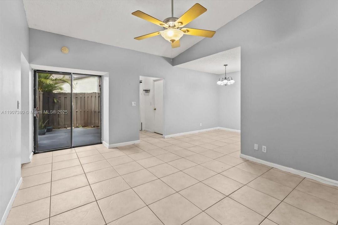 For Sale: $219,900 (2 beds, 2 baths, 970 Square Feet)