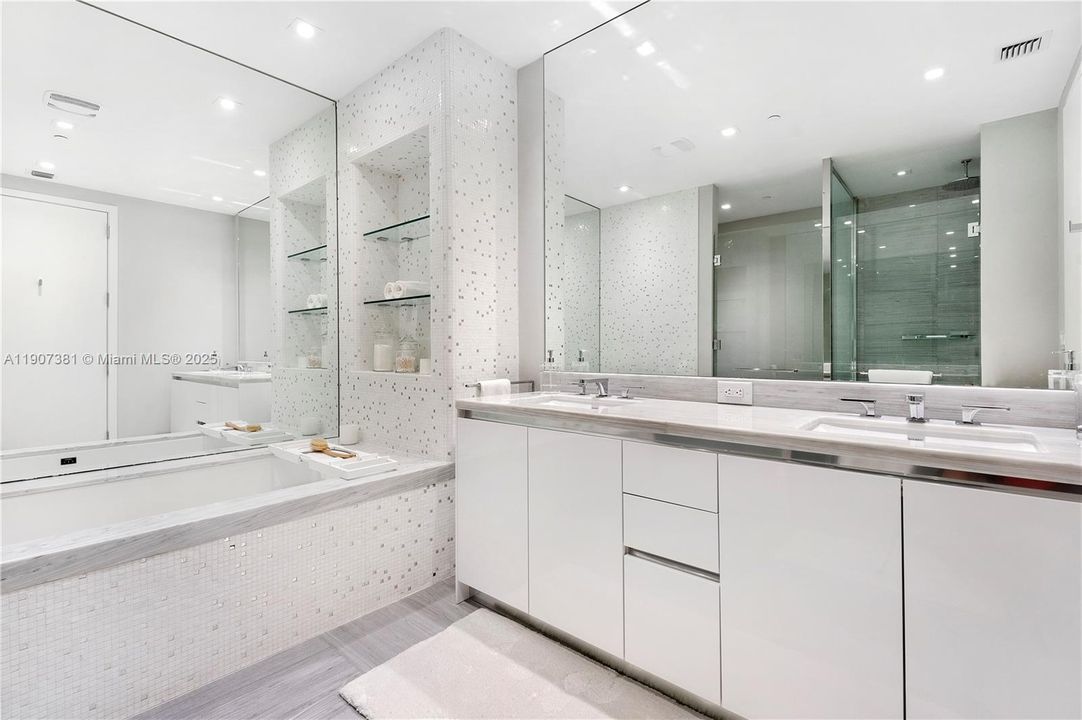 Activo con contrato: $32,000 (4 camas, 5 baños, 3312 Pies cuadrados)