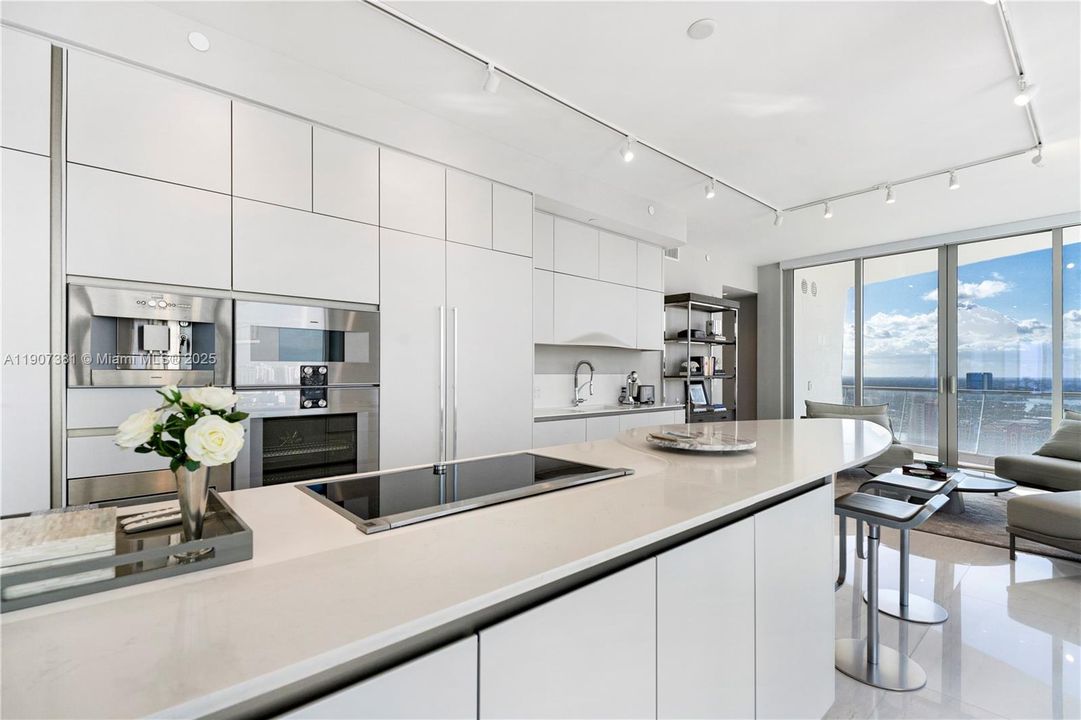 Activo con contrato: $32,000 (4 camas, 5 baños, 3312 Pies cuadrados)