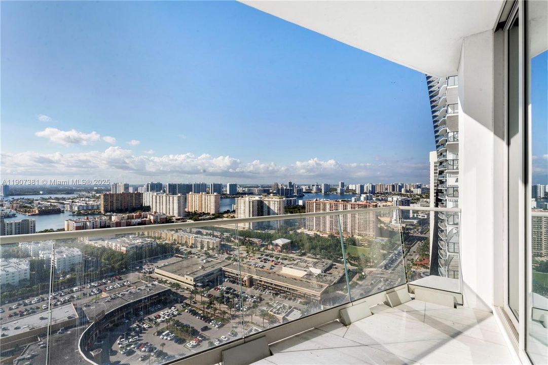 Activo con contrato: $32,000 (4 camas, 5 baños, 3312 Pies cuadrados)