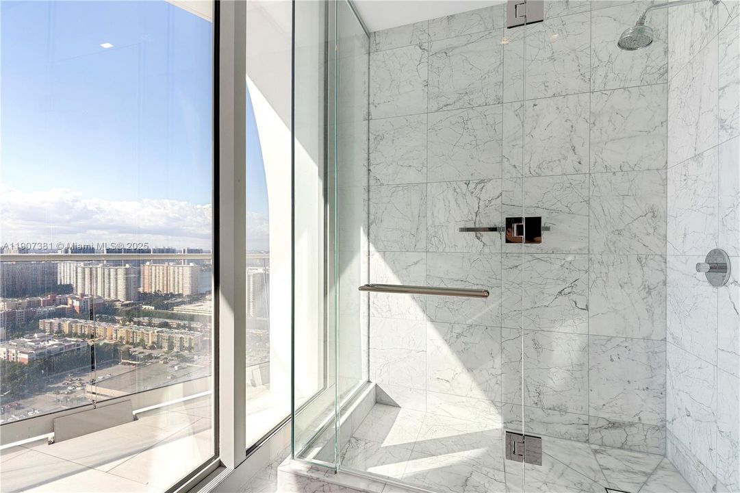 Activo con contrato: $32,000 (4 camas, 5 baños, 3312 Pies cuadrados)