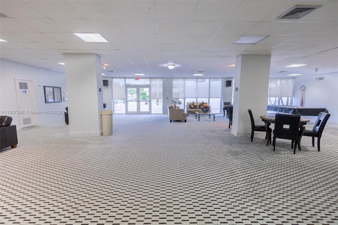 For Sale: $213,500 (1 beds, 1 baths, 855 Square Feet)