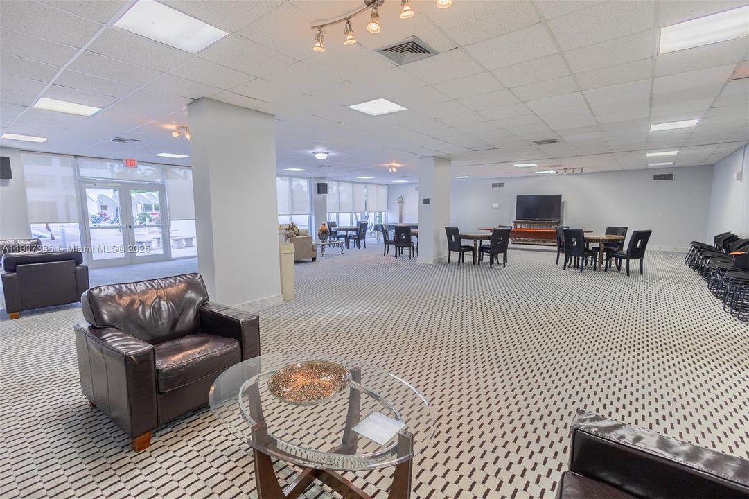 For Sale: $213,500 (1 beds, 1 baths, 855 Square Feet)