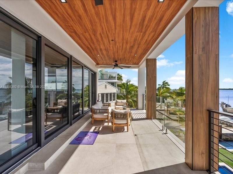 待售: $7,500,000 (5 贝兹, 4 浴室, 3026 平方英尺)