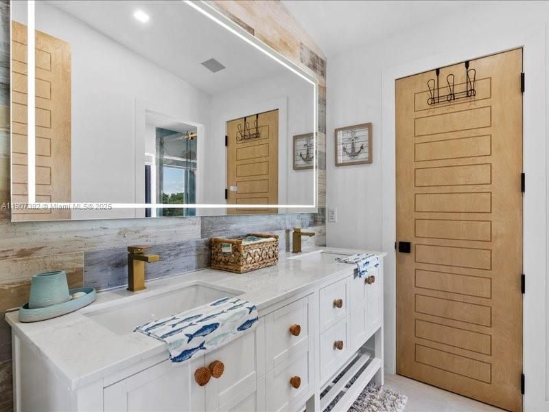 待售: $7,500,000 (5 贝兹, 4 浴室, 3026 平方英尺)