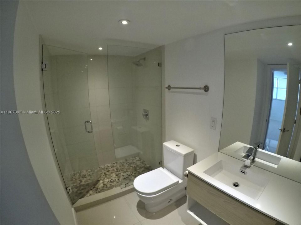 Activo con contrato: $3,650 (2 camas, 2 baños, 1570 Pies cuadrados)