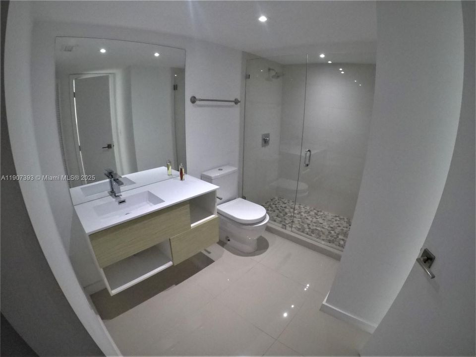 Activo con contrato: $3,650 (2 camas, 2 baños, 1570 Pies cuadrados)