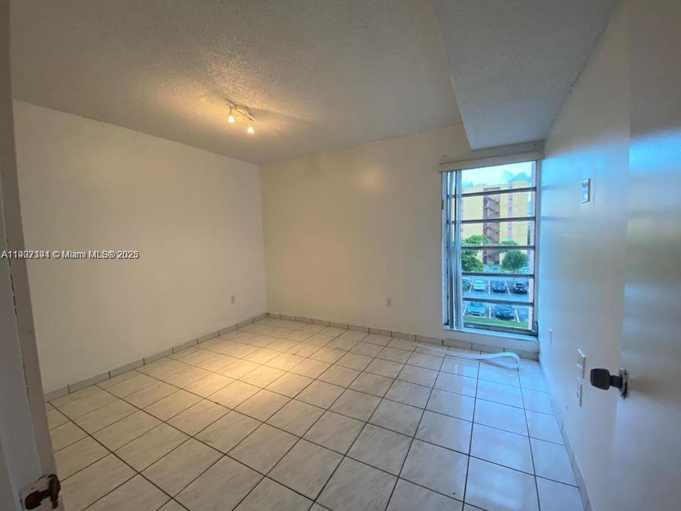 For Rent: $1,994 (2 beds, 1 baths, 728 Square Feet)