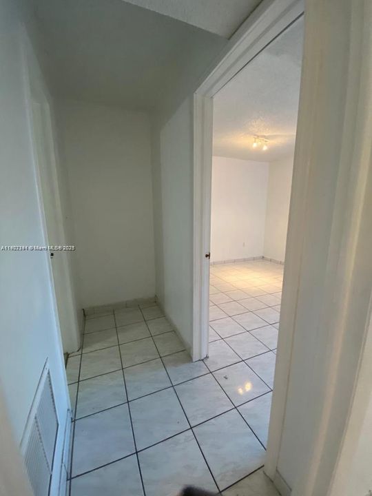For Rent: $1,994 (2 beds, 1 baths, 728 Square Feet)