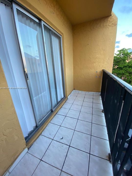 For Rent: $1,994 (2 beds, 1 baths, 728 Square Feet)