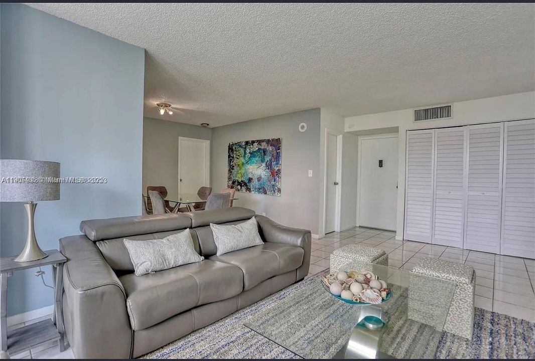 For Rent: $2,500 (1 beds, 1 baths, 767 Square Feet)