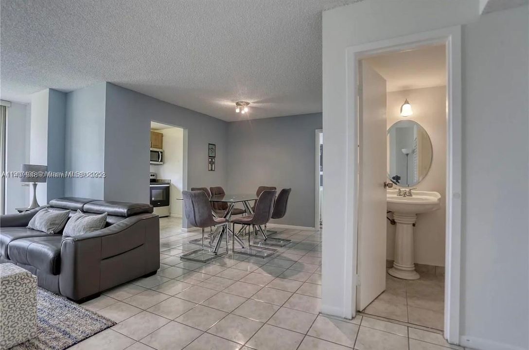 For Rent: $2,500 (1 beds, 1 baths, 767 Square Feet)