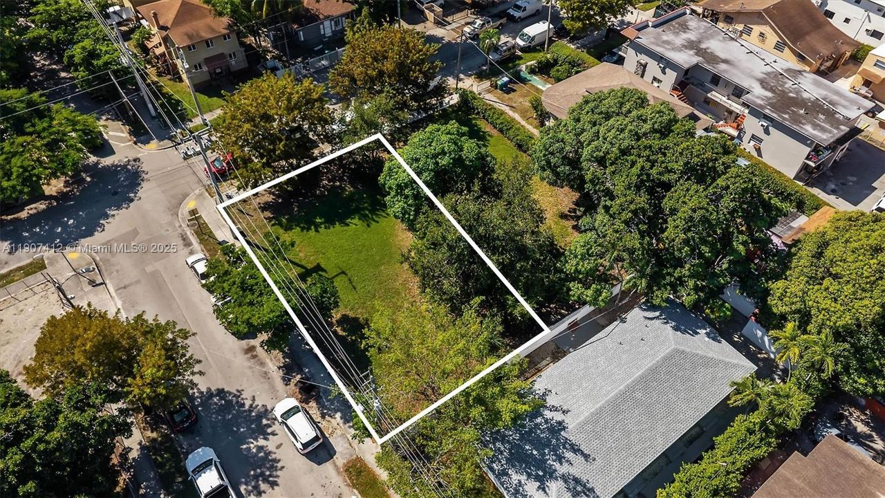 For Sale: $720,000 (0.12 acres)